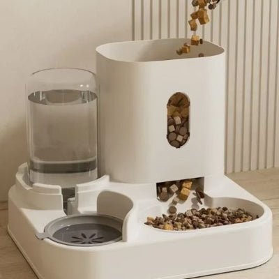 remplissage réservoir distributeur de croquettes chat