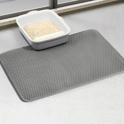 tapis litière chat étendu sous un bac à litière 