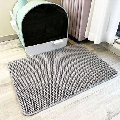 tapis litière chat posé devant le bac pour récupérer les grains